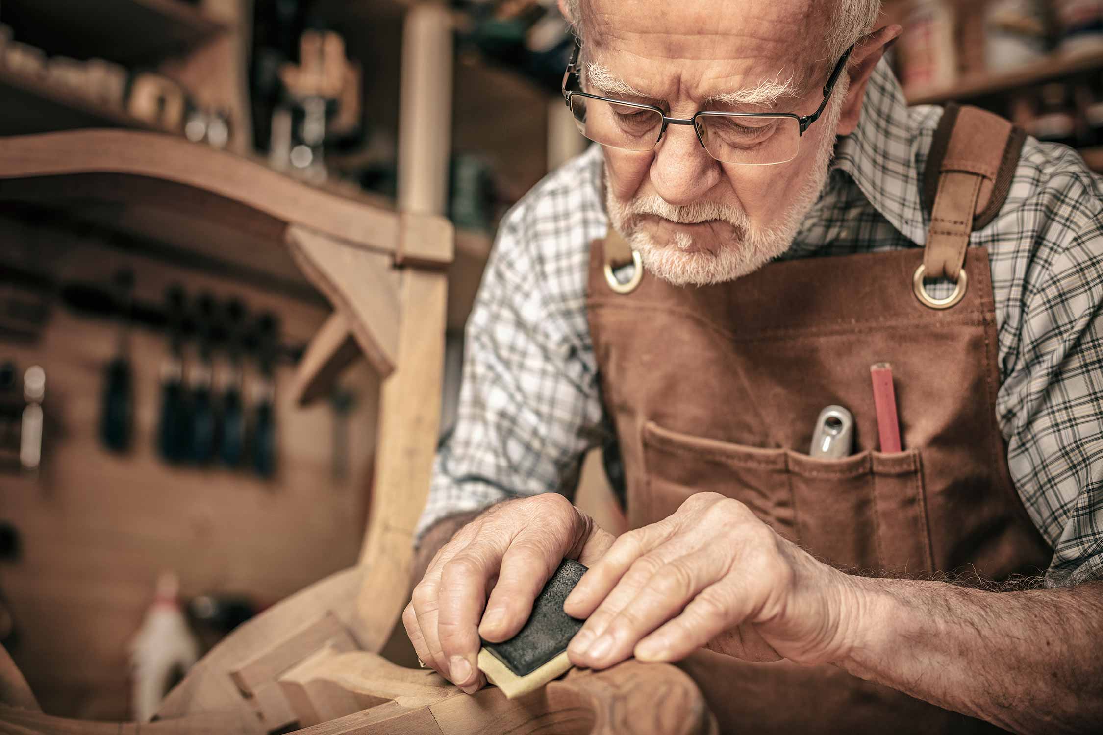 Tischler arbeitet an einem Werkstück